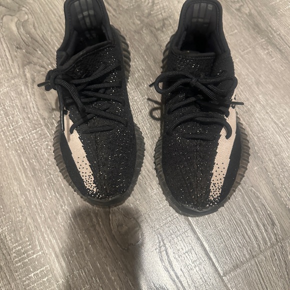 Yeezy Boost 350 V2 Oreo - Picture 4 of 6